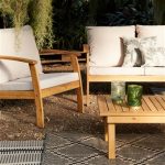 sweeek Salon de jardin en bois 4 places - Ushuaïa - Coussins écrus canapé fauteuils et table basse en acacia design – Image 11
