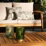 sweeek Salon de jardin en bois 4 places - Ushuaïa - Coussins écrus canapé fauteuils et table basse en acacia design – Image 10